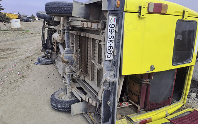 Sərnişin mikroavtobusu aşdı, xəsarət alanlar var