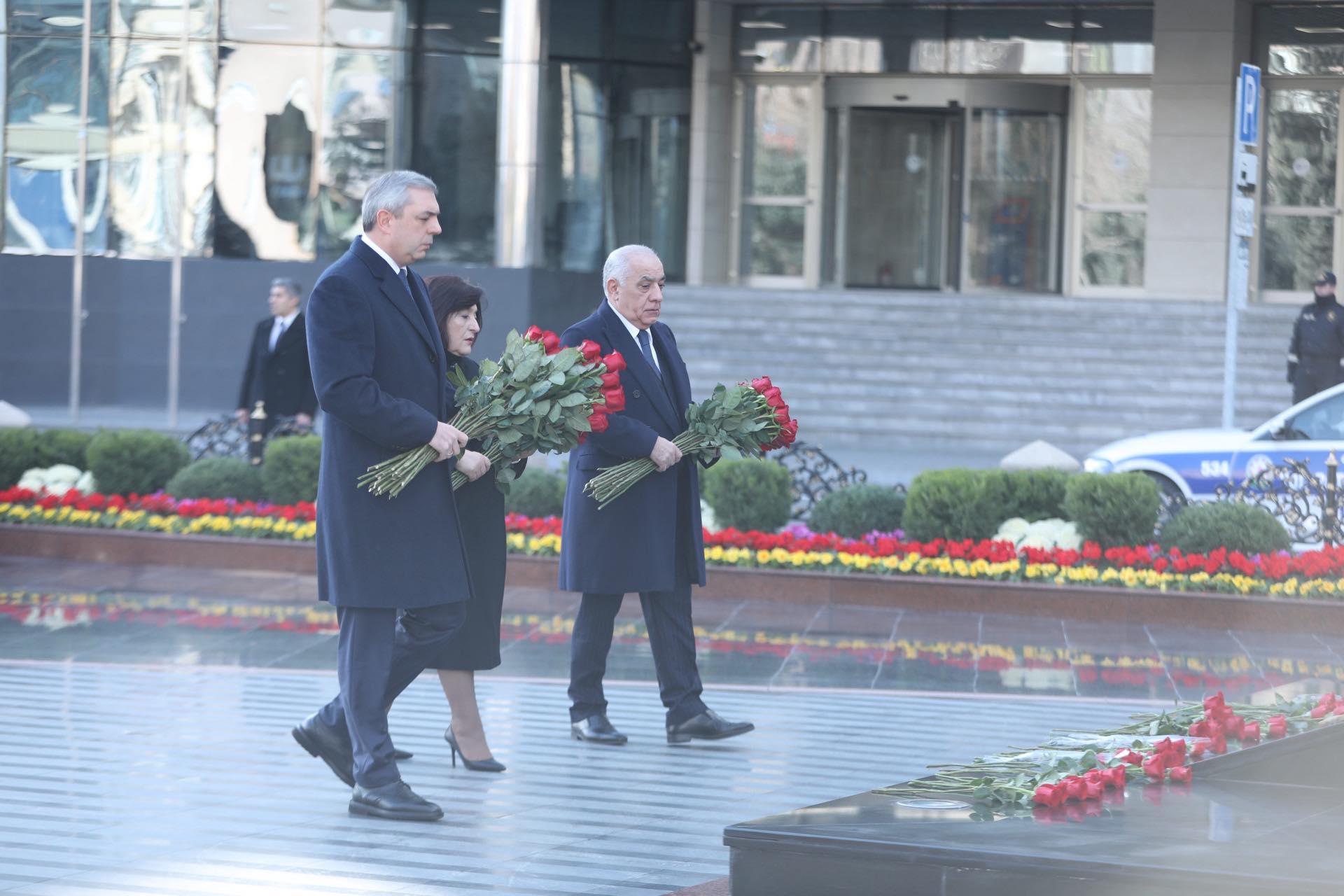 Hökumət rəsmiləri Xocalı soyqırımı abidəsini ziyarət etdi - FOTOLAR + YENİLƏNDİ