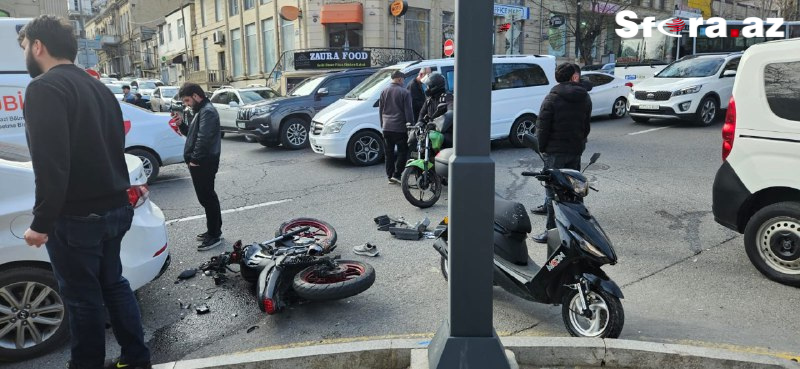 Bakıda “Fiat Doblo” motosikletlə toqquşdu: YARALILAR VAR - FOTO/VİDEO