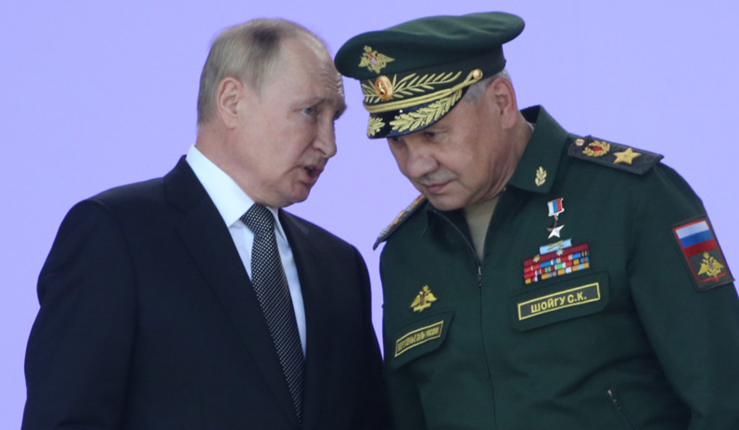 Putinin Şoyqu ilə zarafatı GÜNDƏM OLDU - Əlində buketlə...