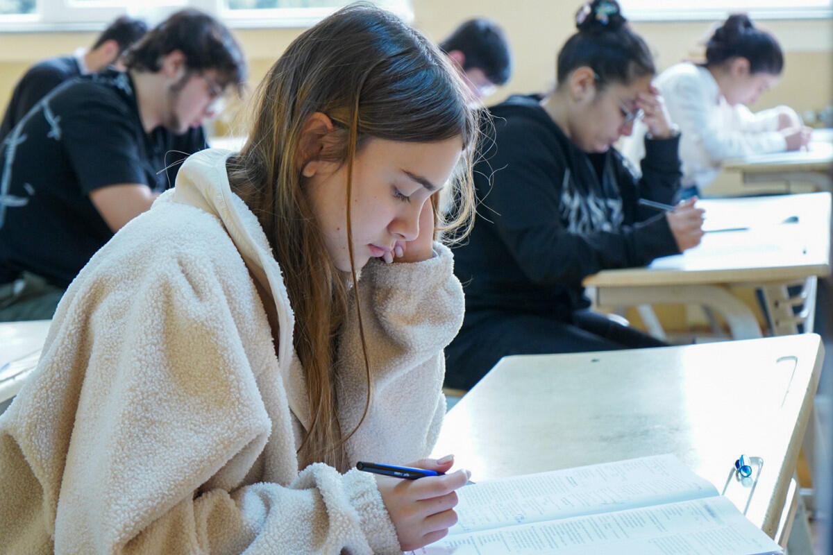 Bu gün 53 mindən çox şagird buraxılış imtahanı verib