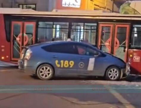 Bakıda “Prius” avtobusa çırpıldı - VİDEO