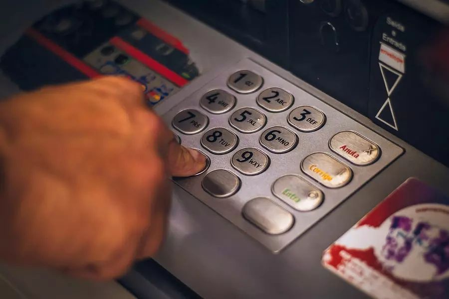 Meyitlə banka gedib, pulu çıxarmağa çalışdılar