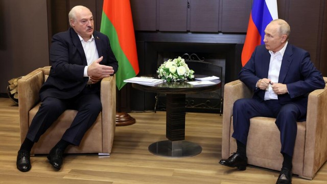 Putin Lukaşenko ilə telefon danışığı aparıb