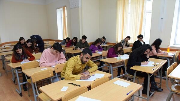 Dövlət qulluğu vəzifələri üzrə test imtahanları keçirildi