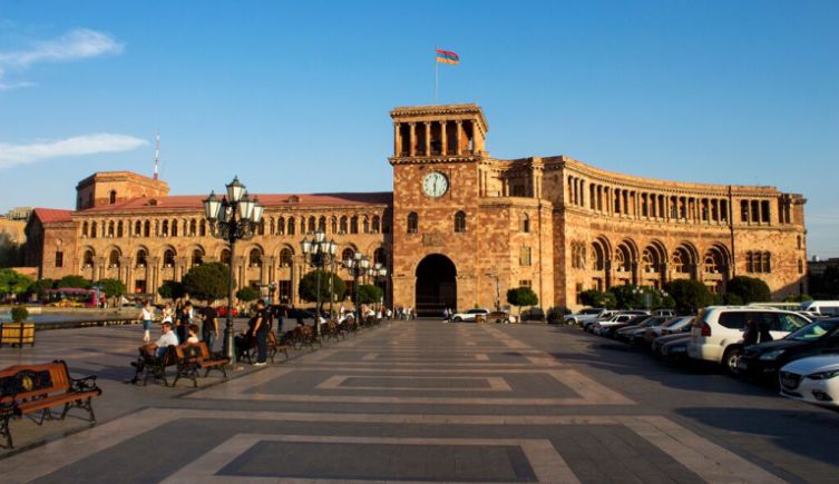 Ermənistanda polis qərargahına HÜCUM: 3 nəfər SAXLANILDI
