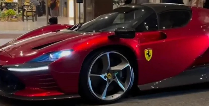 Ronaldo 2 milyon avroluq yeni “Ferrari”ni nümayiş etdirdi - VİDEO