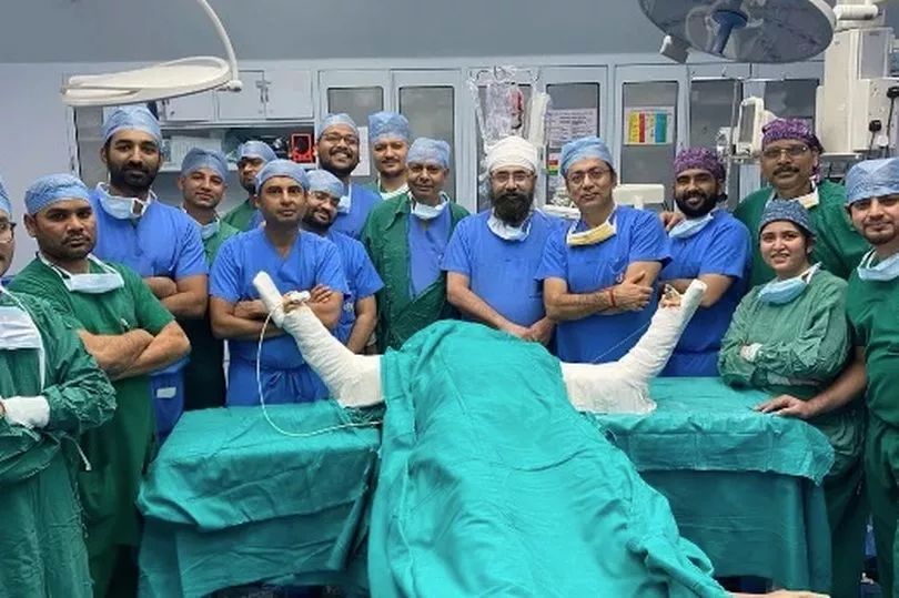 Tibbin daha bir UĞURU: Məşhur rəssama qol transplantasiya edildi