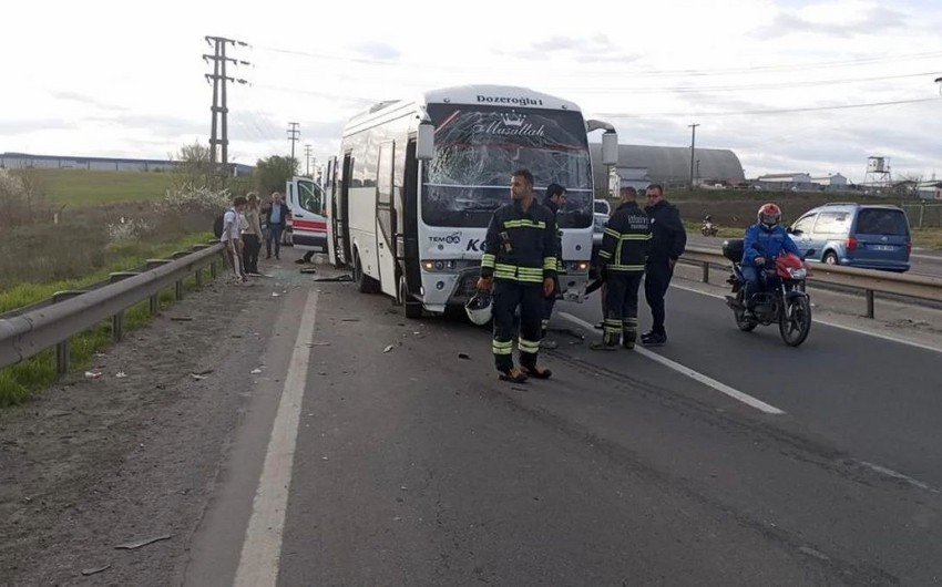 Türkiyədə hərbçiləri daşıyan avtobus qəzaya düşdü - 16 yaralı