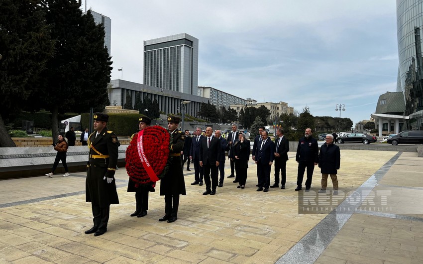 Mövlud Çavuşoğlu Ulu Öndər Heydər Əliyevin məzarını ZİYARƏT ETDİ - YENİLƏNDİ - FOTO