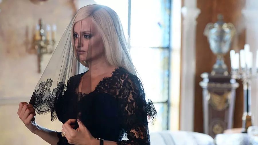Ledi Qaqanın çəkildiyi filmin kadr arxası: Hekayəsi də film kimidir