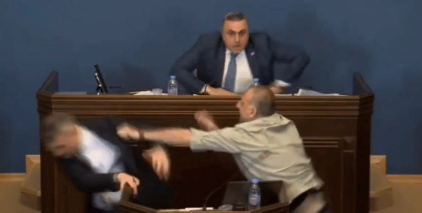 Gürcüstan parlamentində kütləvi dava düşdü