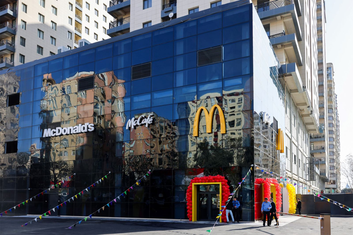 “McDonald\'s”ın köhnə Nəsimi bazarının yerində yeni restoranı açılıb - FOTO