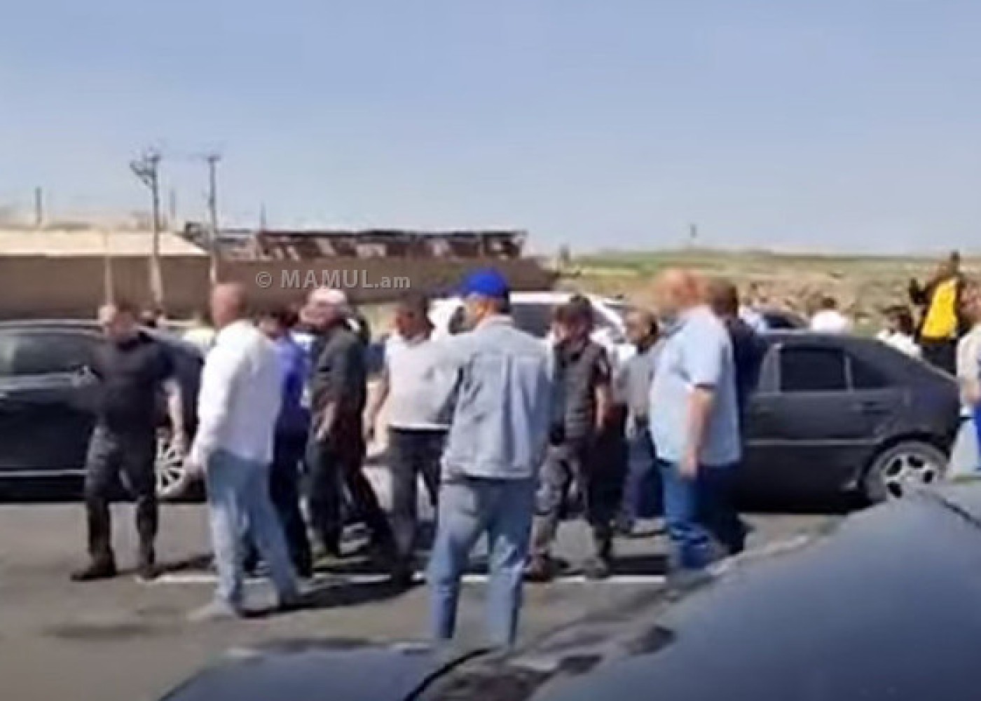 Ermənistan-İran yolunu traktorlarla bağladılar - VİDEO
