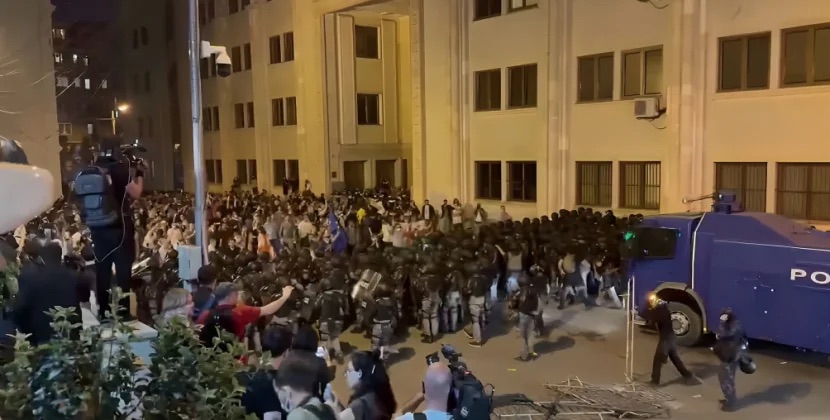 Gürcüstanda etiraz aksiyaları: Polis su şırnaqları və rezin güllələrlə insanları dağıtdı