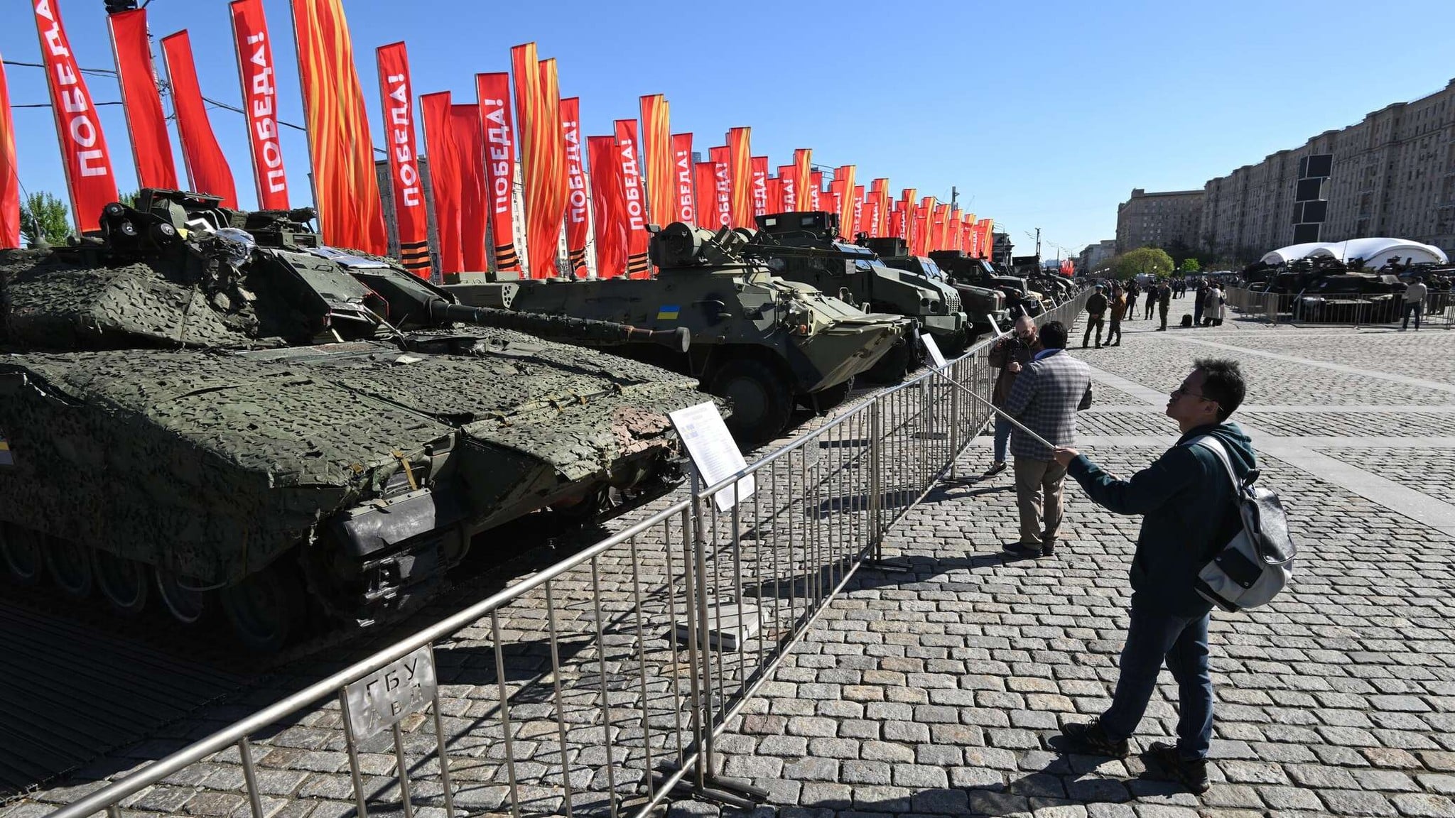 Ələ keçirilən NATO tankları Moskvanın mərkəzində - FOTO