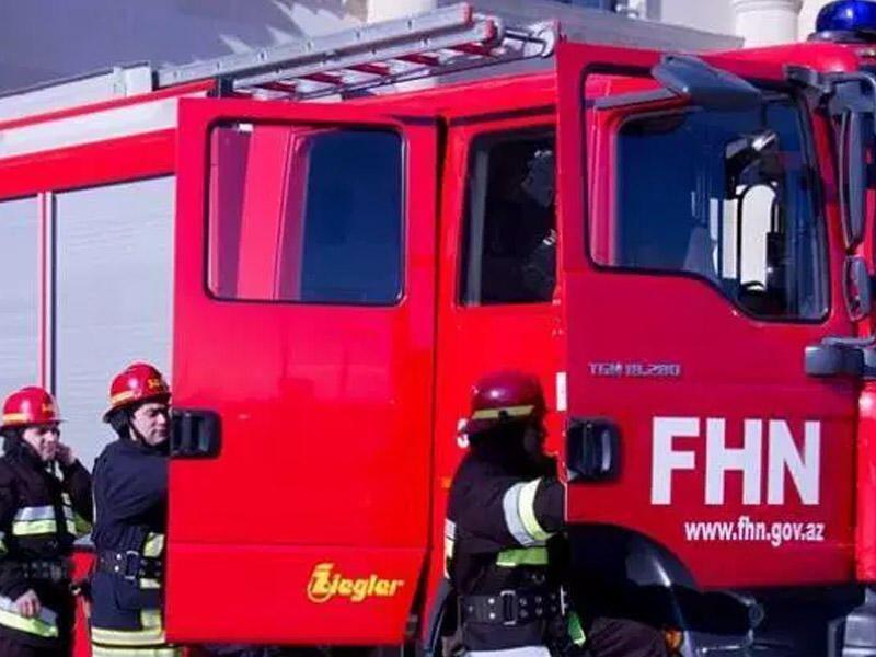 Bakıda “Land Rover” markalı minik avtomobili yandı