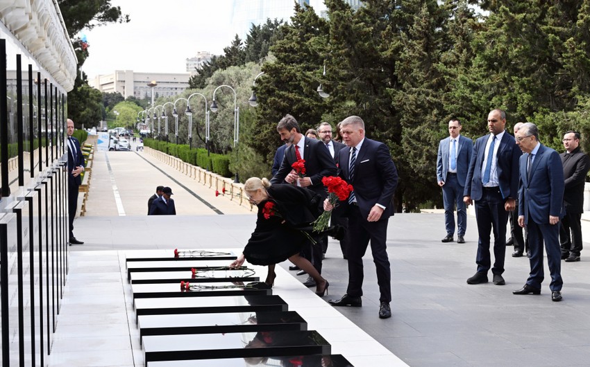 Slovakiyanın Baş naziri Şəhidlər xiyabanını ZİYARƏT ETDİ