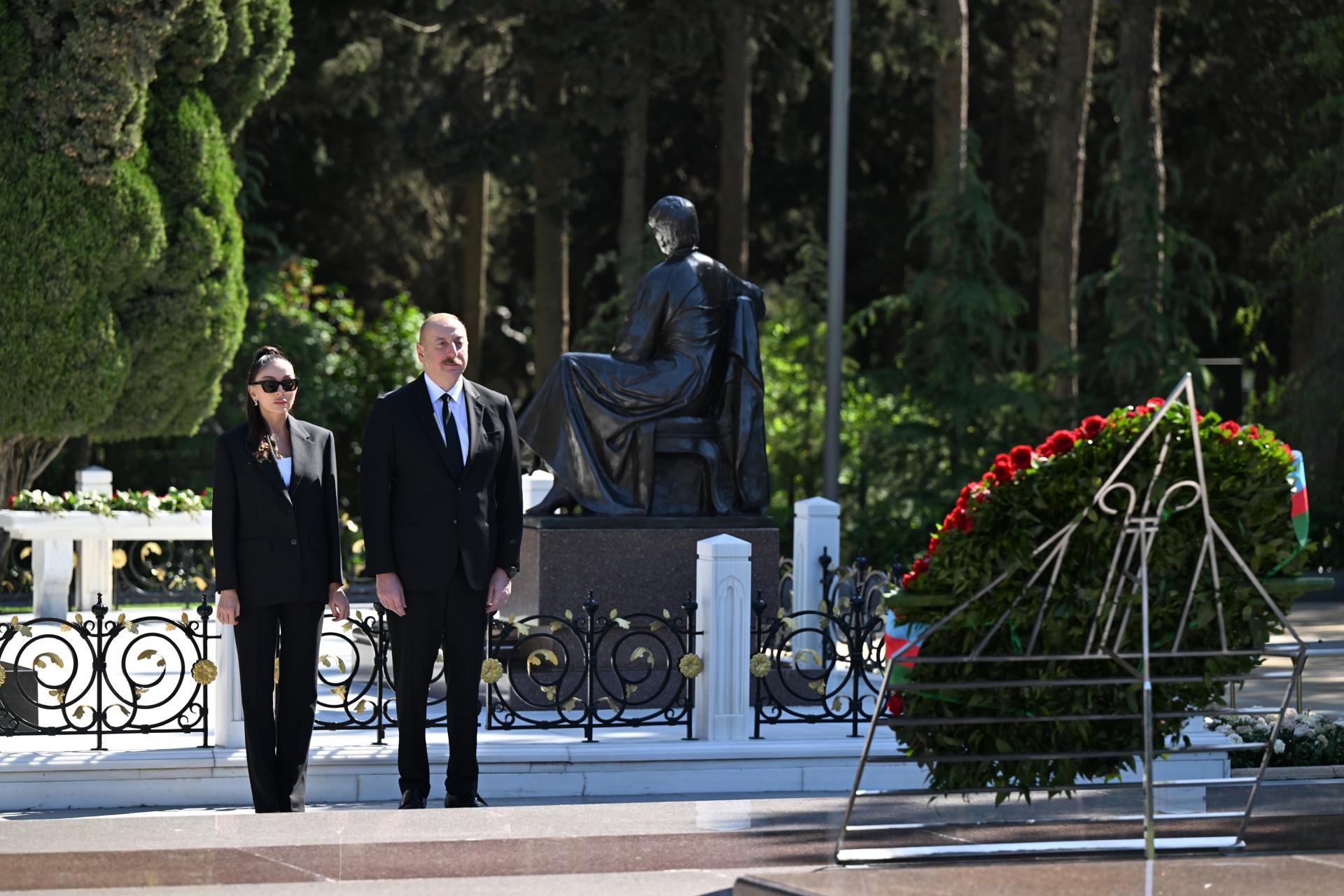 Prezident və birinci xanım Heydər Əliyevin məzarını ZİYARƏT ETDİLƏR - FOTO