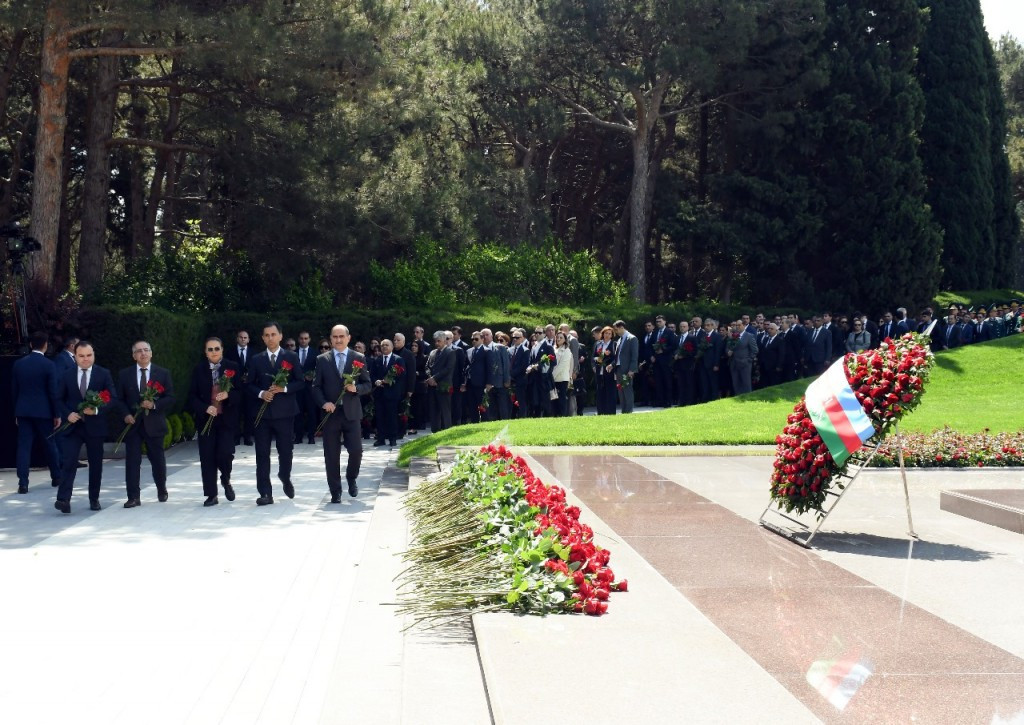 Mədəniyyət Nazirliyinin kollektivi Ulu öndərin məzarını ZİYARƏT ETDİ - FOTO