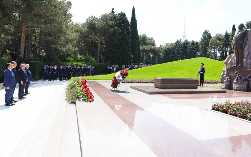 İqtisadiyyat Nazirliyinin kollektivi Heydər Əliyevin əziz xatirəsini YAD ETDİ - FOTO