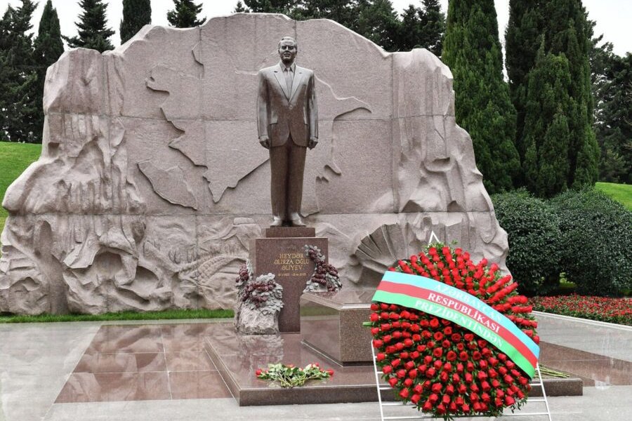 Belarus Prezidenti Ulu Öndər Heydər Əliyevin məzarını ZİYARƏT ETDİ