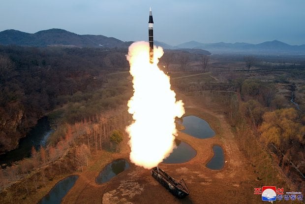 Şimali Koreya Yapon dənizinə ballistik raket atdı - FOTO