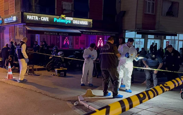 İstanbulda kafeyə silahlı hücum oldu - Ölən və yaralananlar var