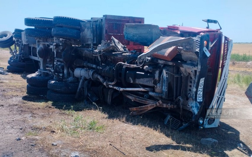 Kürdəmirdə “KamAZ” aşıb, ölən var - FOTO