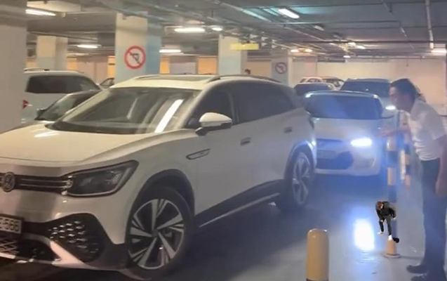 Maşınlar “28 Mall”un parkinqində saatlarla tıxacda qaldı - VİDEO