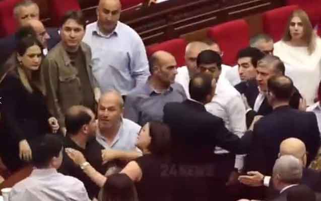 Ermənistan parlamentində deputatlar arasında dava - VİDEO
