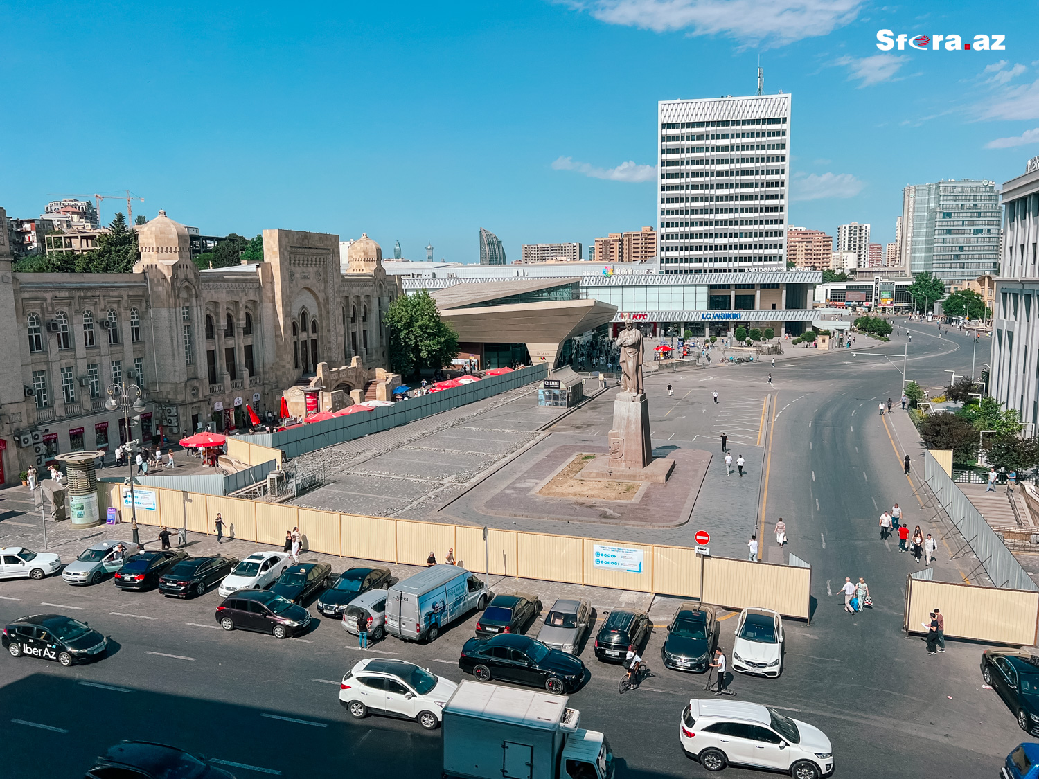 Bakının təmirə bağlanan mərkəzi meydanından FOTOREPORTAJ