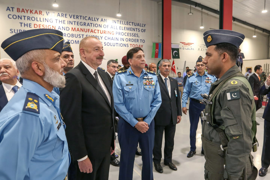 
İlham Əliyev İslamabadda hərbi sərgi ilə tanış oldu - FOTOLAR

