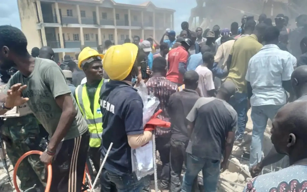 
Nigeriyada məktəb çökdü: Azı 16 şagird öldü