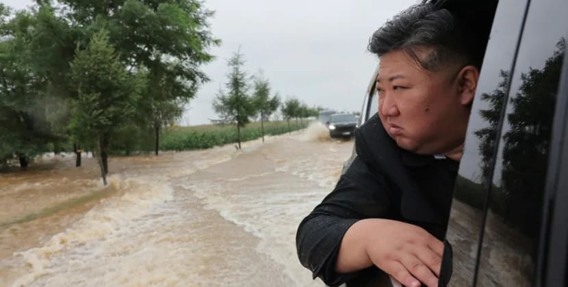 Kim Çen In daşqında xilasetmə əməliyyatında iştrak etdi - FOTO