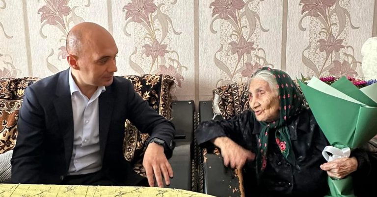 Deputatlığa namizəd Qaya Məmmədov Çiçək Əliyevanı ziyarət etdi -FOTO