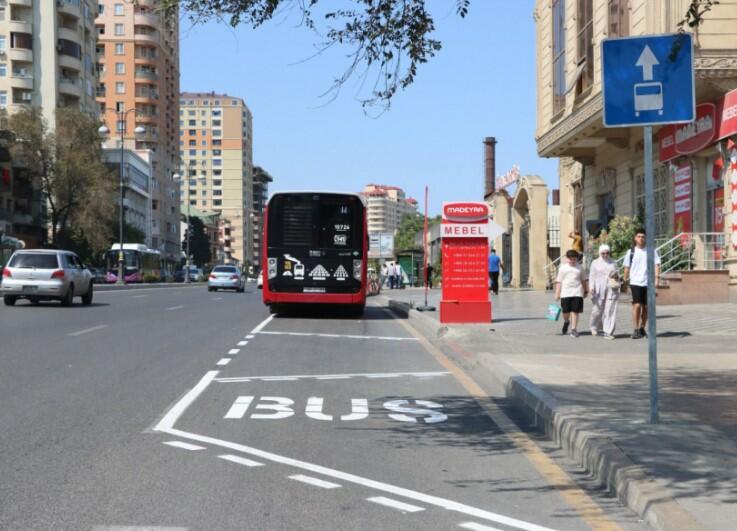 Daha bir küçədə marşrut avtobusları üçün xüsusi zolaq çəkildi