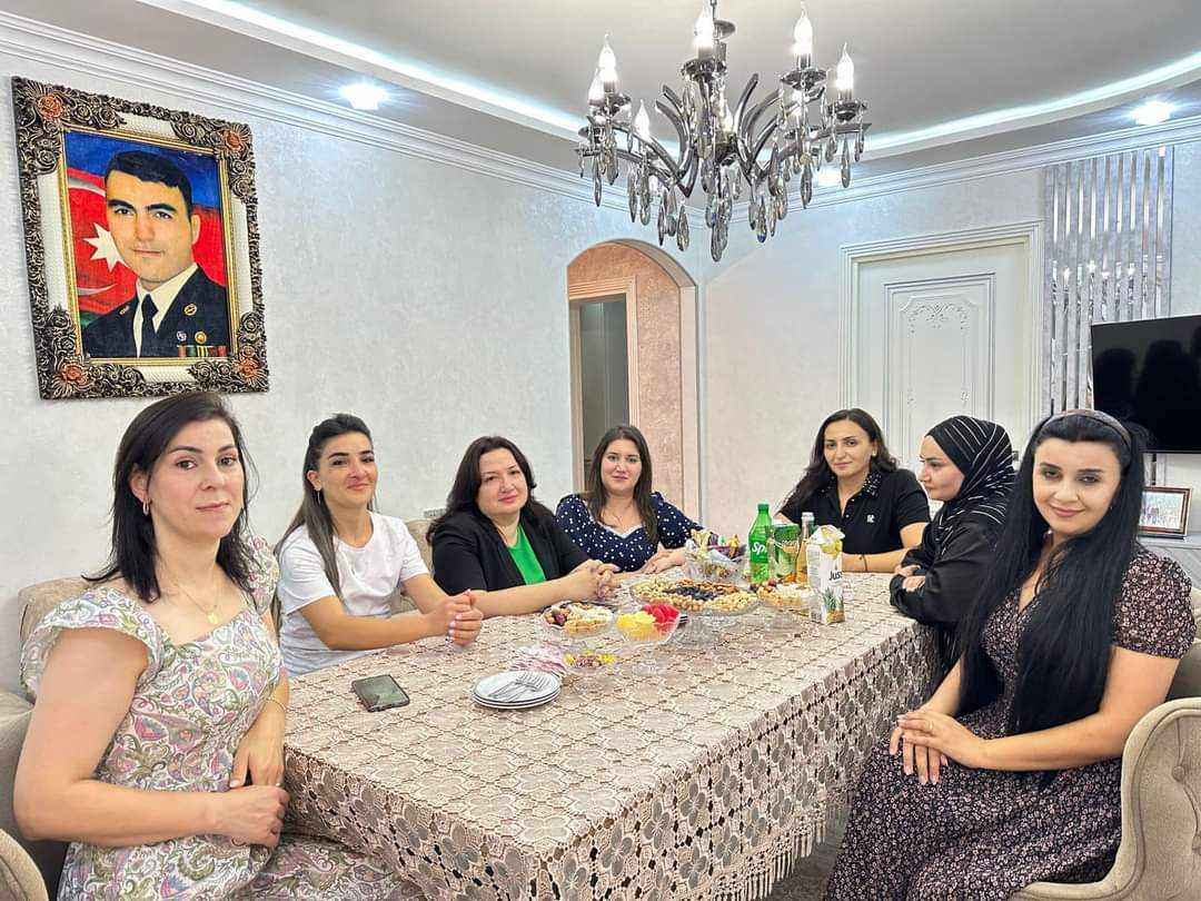  Pərvin Kərimzadə şəhid ailələrini ziyarət edib - FOTO
