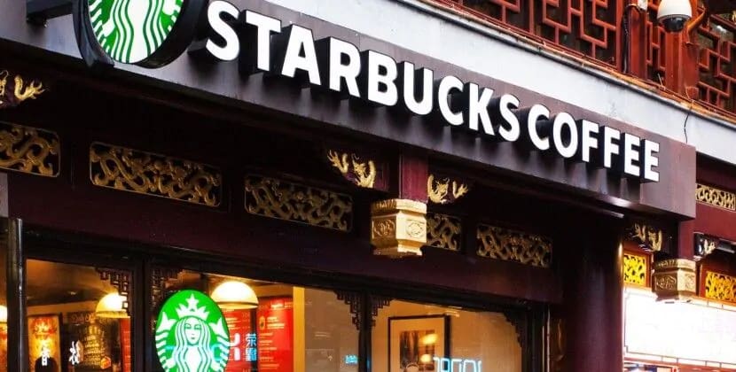 “Starbucks”ın yeni direktoru işə başlamamış qalmaqalın mərkəzinə düşdü