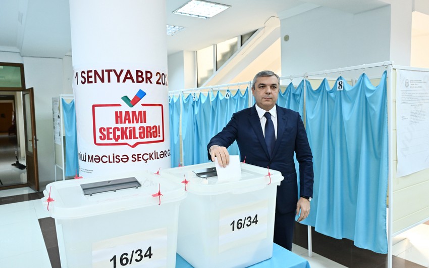 Samir Nuriyev 34 saylı seçki məntəqəsində səs verdi - FOTO