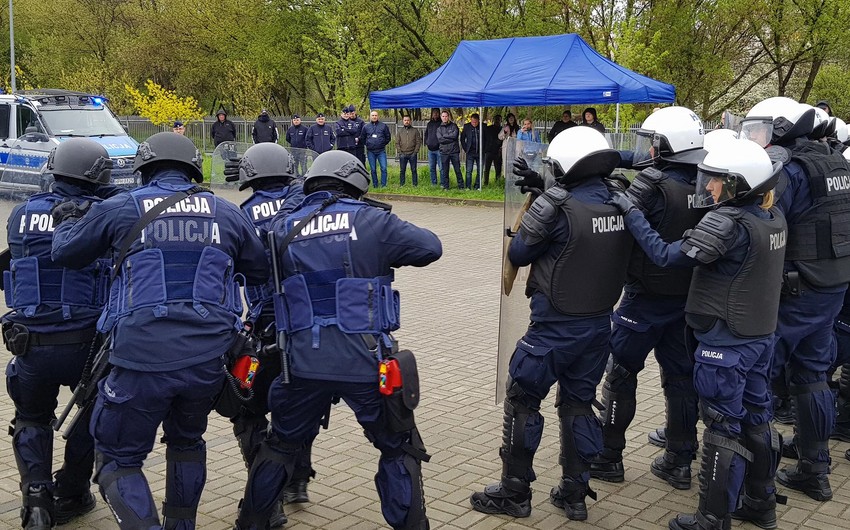 Polşa polisi hakimiyyəti kütləvi etirazlarla HƏDƏLƏDİ