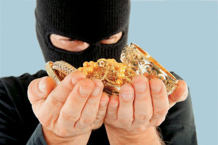 Bakıda evdən 89 min manatlıq oğurluq edildi