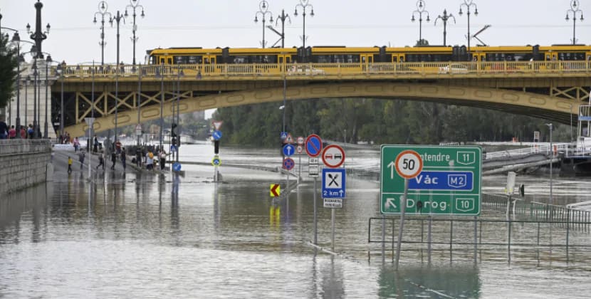 
Budapeştdə Dunay çayı daşıb: Yaşayış məntəqələrinin ətrafla əlaqəsi kəsilib