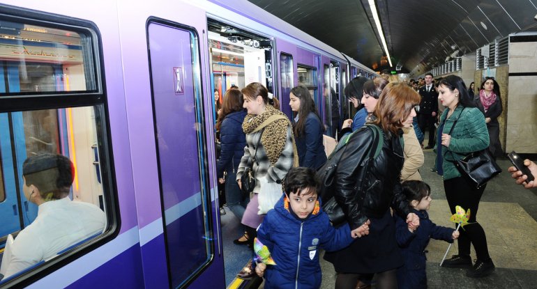 
Bakı metrosunda pik saatlarda eskalator niyə işə salınmır? - RƏSMİ AÇIQLAMA

