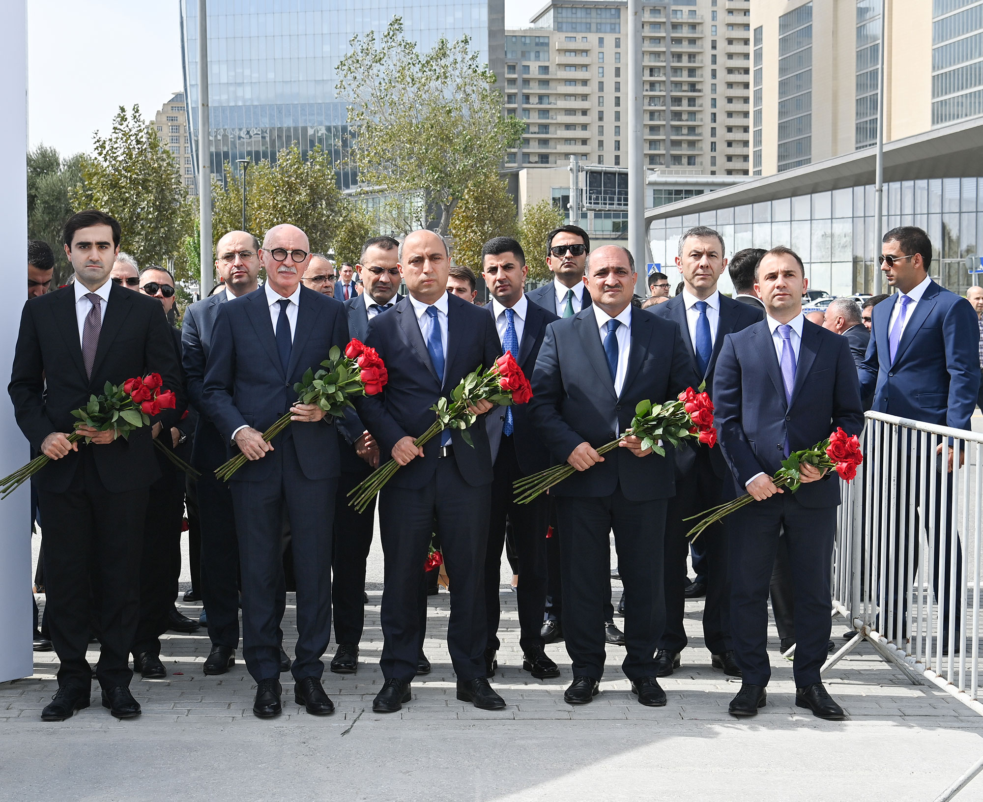 Elm və Təhsil Nazirliyinin kollektivi Zəfər parkını ziyarət etdi - FOTOLAR