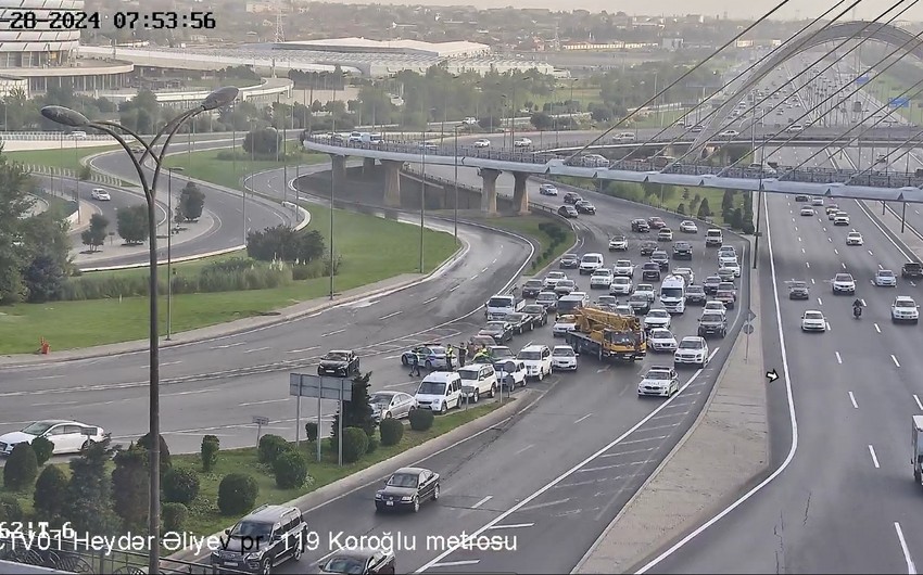 Bakıda bitum daşıyan yük maşını aşıb, maye yola dağılıb - FOTO