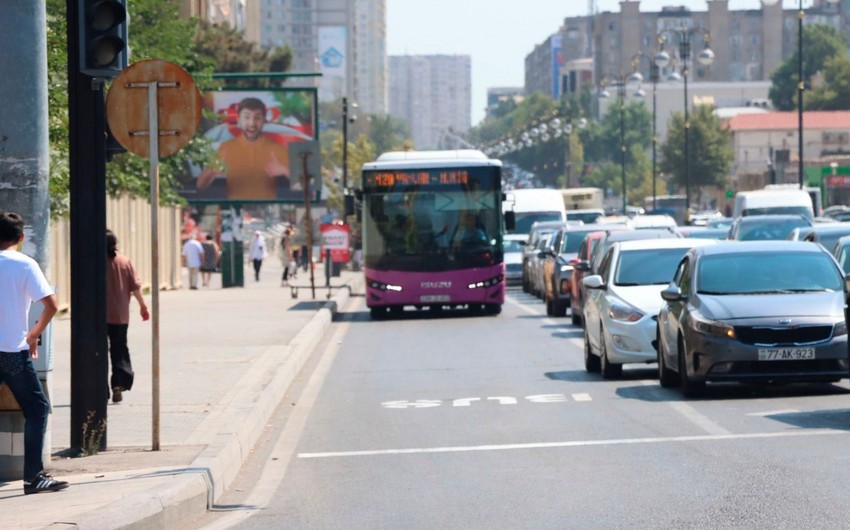 Bu küçədə avtobus zolağında vaxt məhdudiyyəti tətbiq edildi