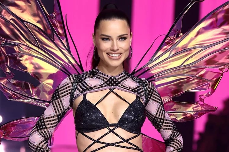 Adriana Lima 6 ildən sonra “Victoria's Secret” podiumunda - FOTO