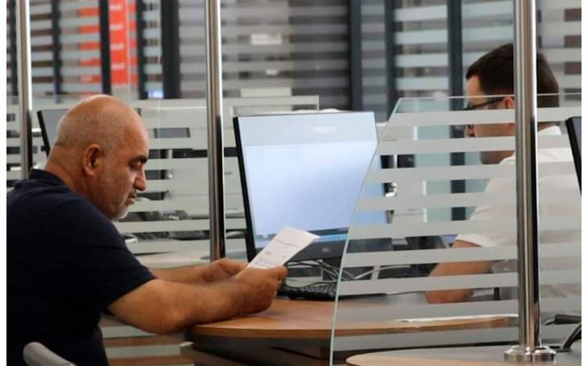 Azərbaycanda taksi və avtobuslara yeni fərqlənmə nişanları verildi