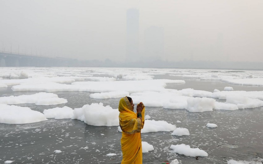 
Yeni Dehlidə Yamuna çayını toksik köpük örtüb